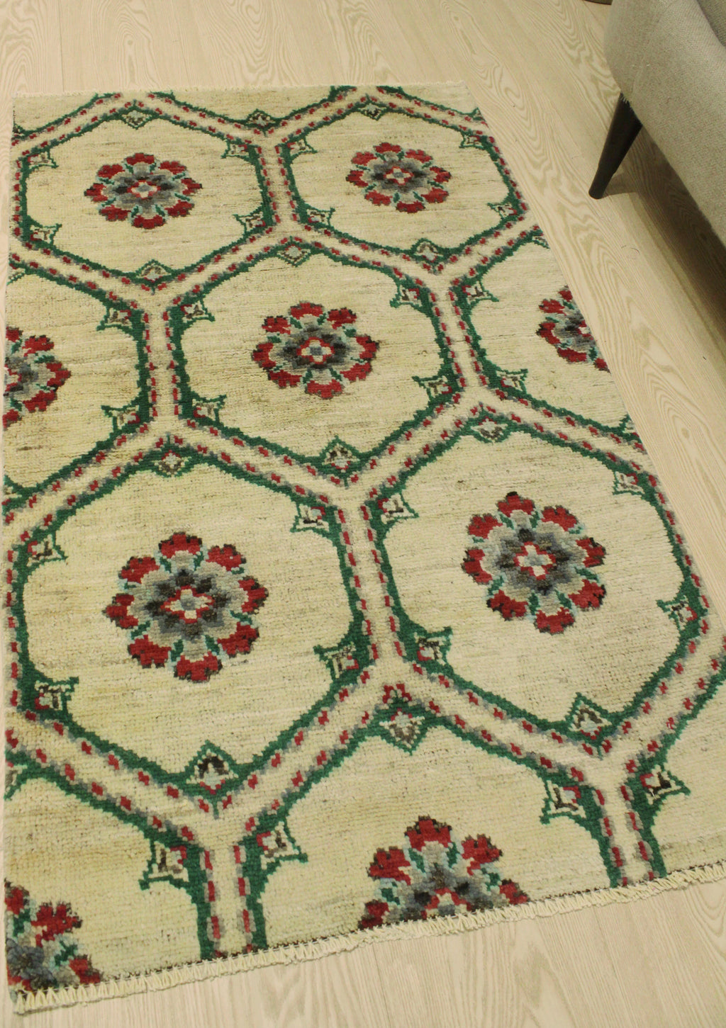 Aria Magdalen 5'1" x 3'0" Ivory/Green Rug,